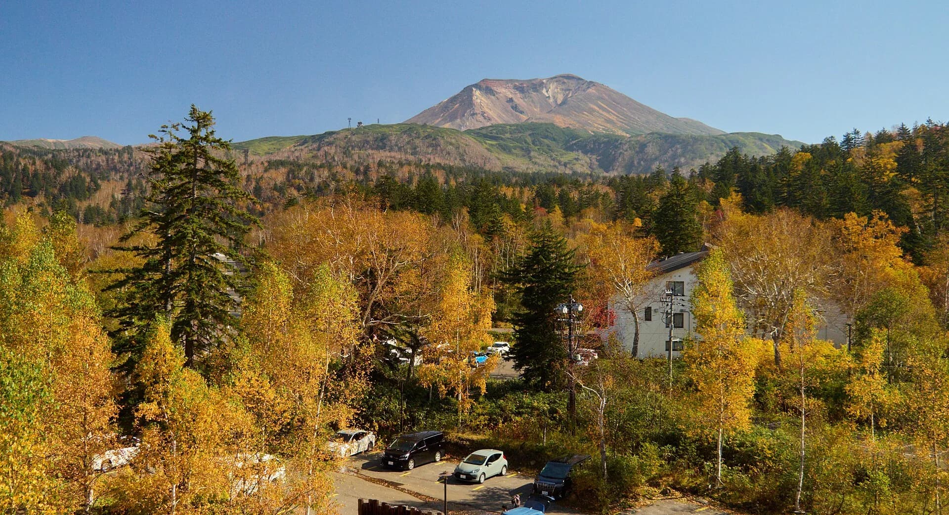 旭岳周辺の山岳風景。街とは違う気温や風を想定して準備しましょう。