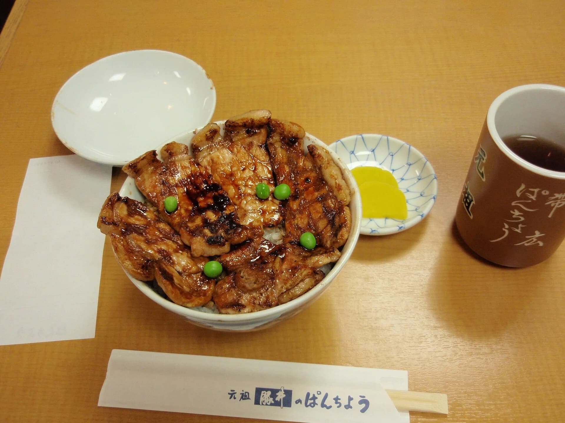 帯広の豚丼。香ばしく焼いた豚肉を、ご飯の上に盛り付けた一杯。