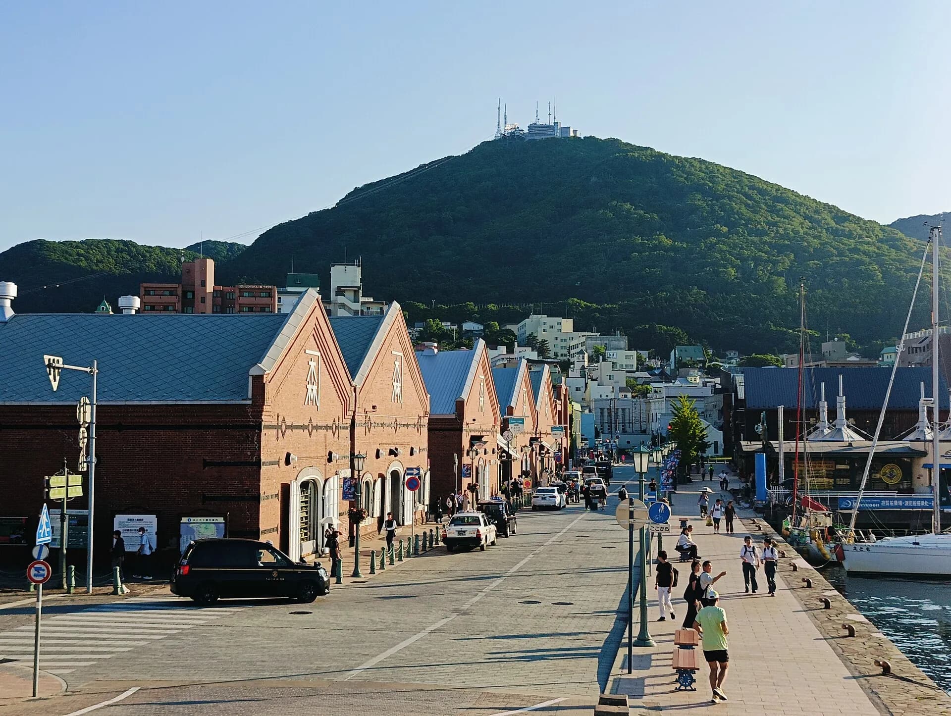 가네모리 붉은 벽돌 창고의 기존 낮 사진. 겨울 행사 당일의 배치나 점등 모습을 보여 주는 사진은 아닙니다.