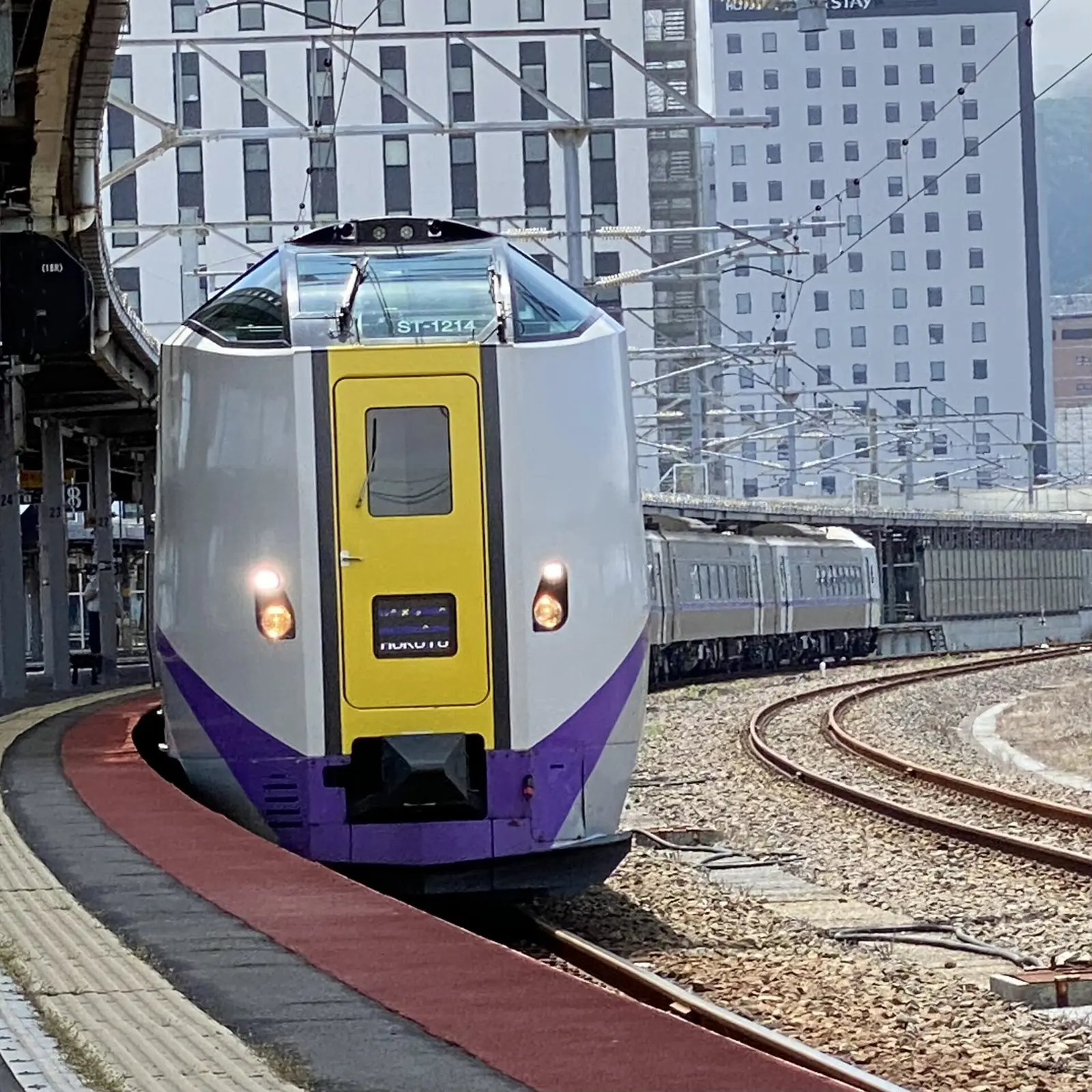 A JR Hokkaido Hokuto limited express at Hakodate Station.