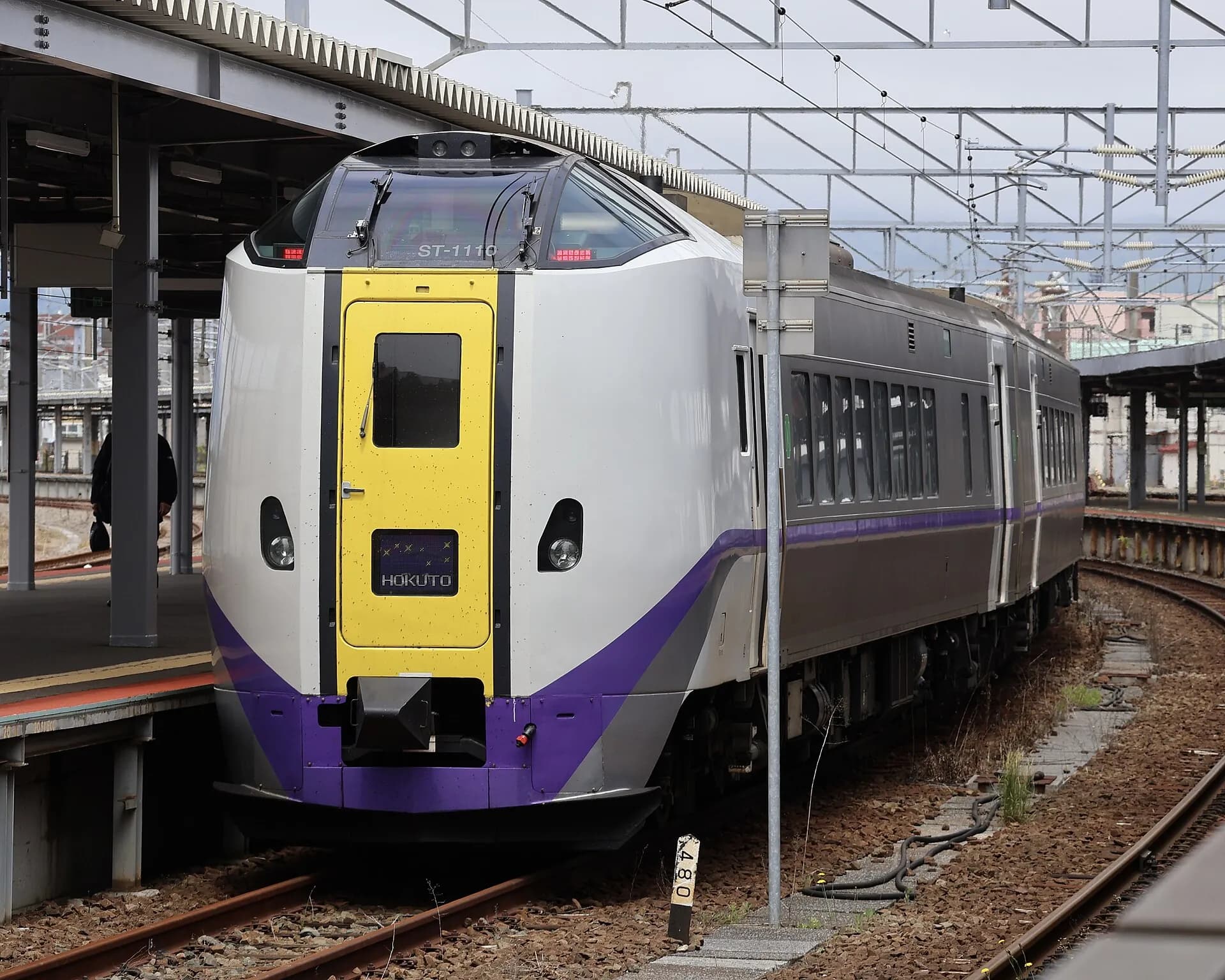 A JR Hokkaido KiHa 261 series limited express at Hakodate Station.