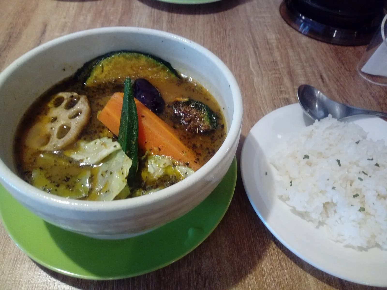 삿포로 수프카레. 실제 제공 메뉴와 영업시간은 식당마다 다릅니다.
