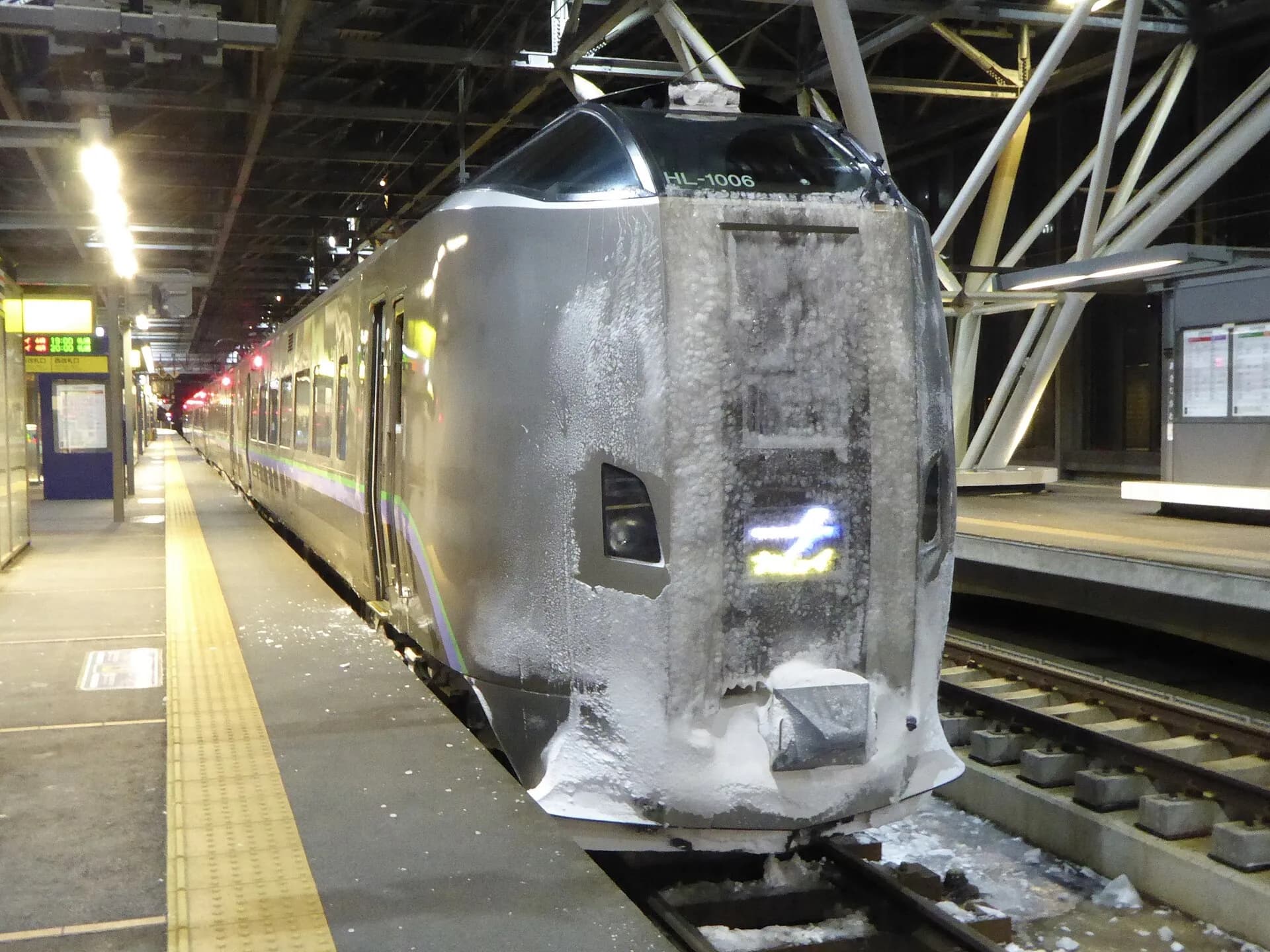 A Kamui limited express on a snowy platform. Check delay and cancellation notices in winter.
